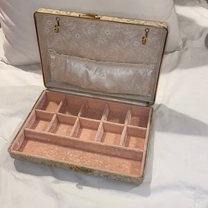 Vintage Ivory/Beige Hinged Jewelry organizer/travel case with Pink Velvet lining